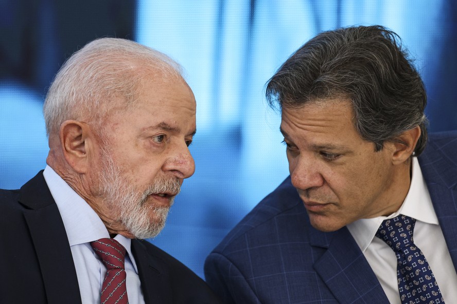 O presidente Luiz Inácio Lula da Silva e o ministro da Fazenda, Fernando Haddad, durante cerimônia no Palácio do Planalto