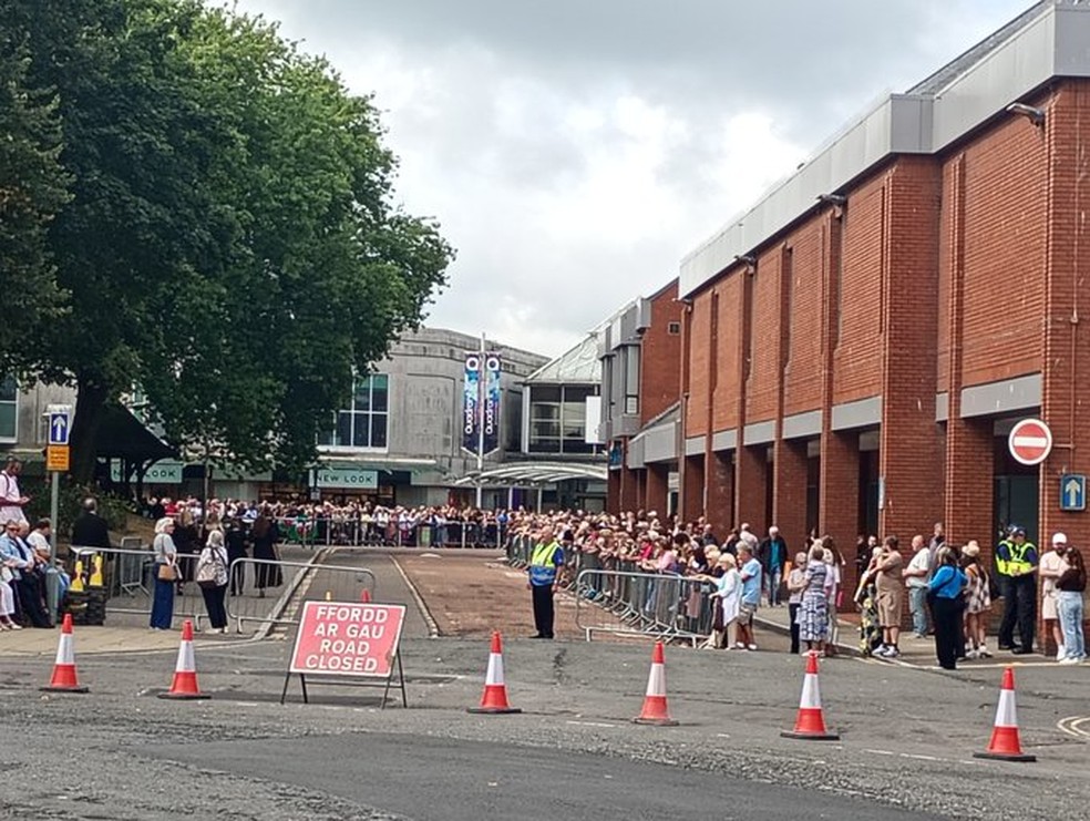 Funeral de Bonnie Tyler: fãs vão às ruas para se despedir de Bonnie Tyler em funeral no País de Gales — Foto: Reprodução/X