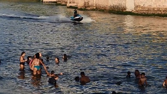 Risco à vida: ONG denuncia embarcações em alta velocidade perto de banhistas na Barra da Tijuca; veja vídeo