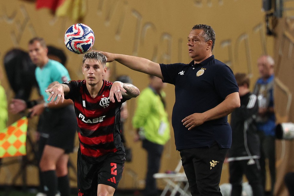 Maher Kanzari, técnico do Espérance, durante jogo contra o Flamengo — Foto: FRANCK FIFE / AFP