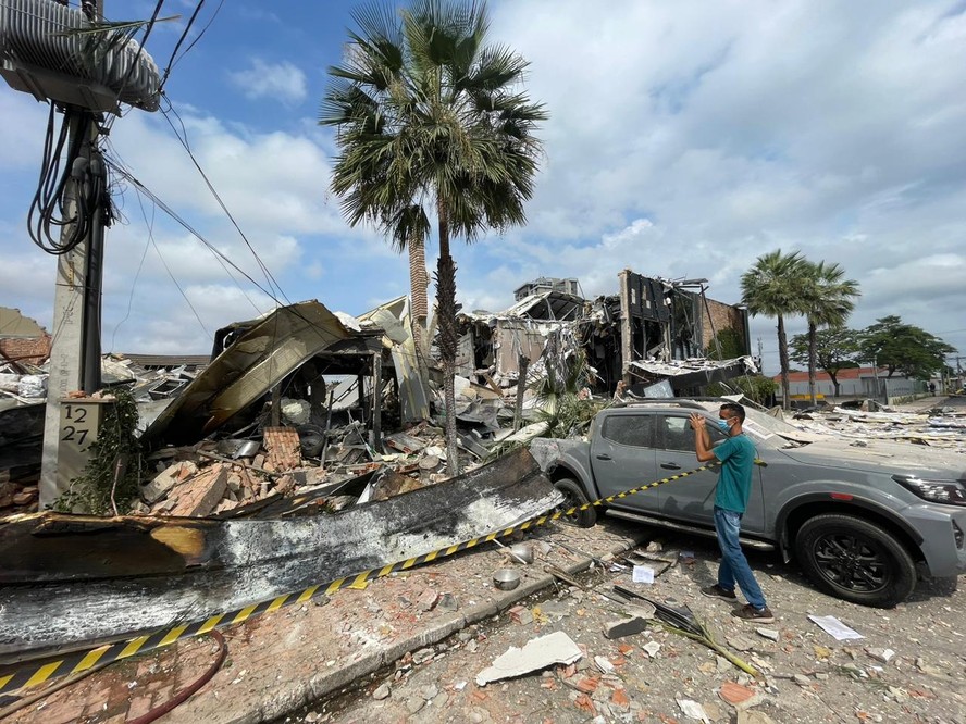 Local da explosão, na zona nobre de Teresina; carro estacionado em frente sobreviveu ao impacto