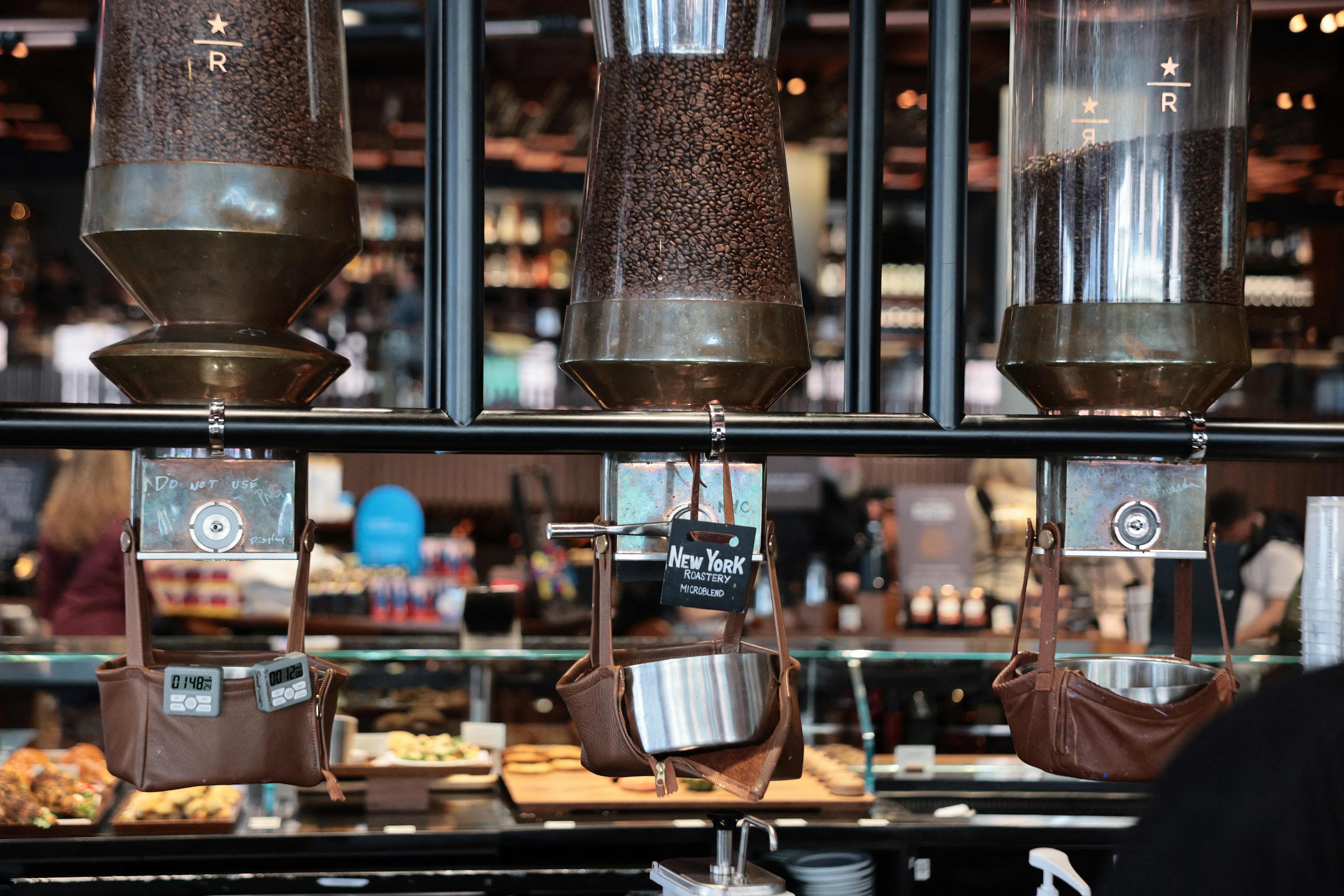 Mesmo temporário, tarifaço de Trump impactou exportação de café do Brasil, que recuou 50% no ano