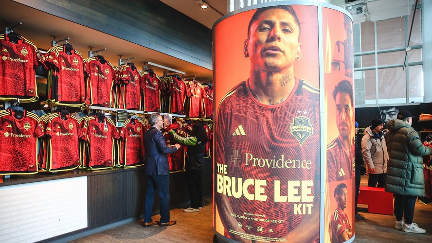 🔥 Seattle Sounders lança camisa em homenagem ao ator e lutador Bruce Lee