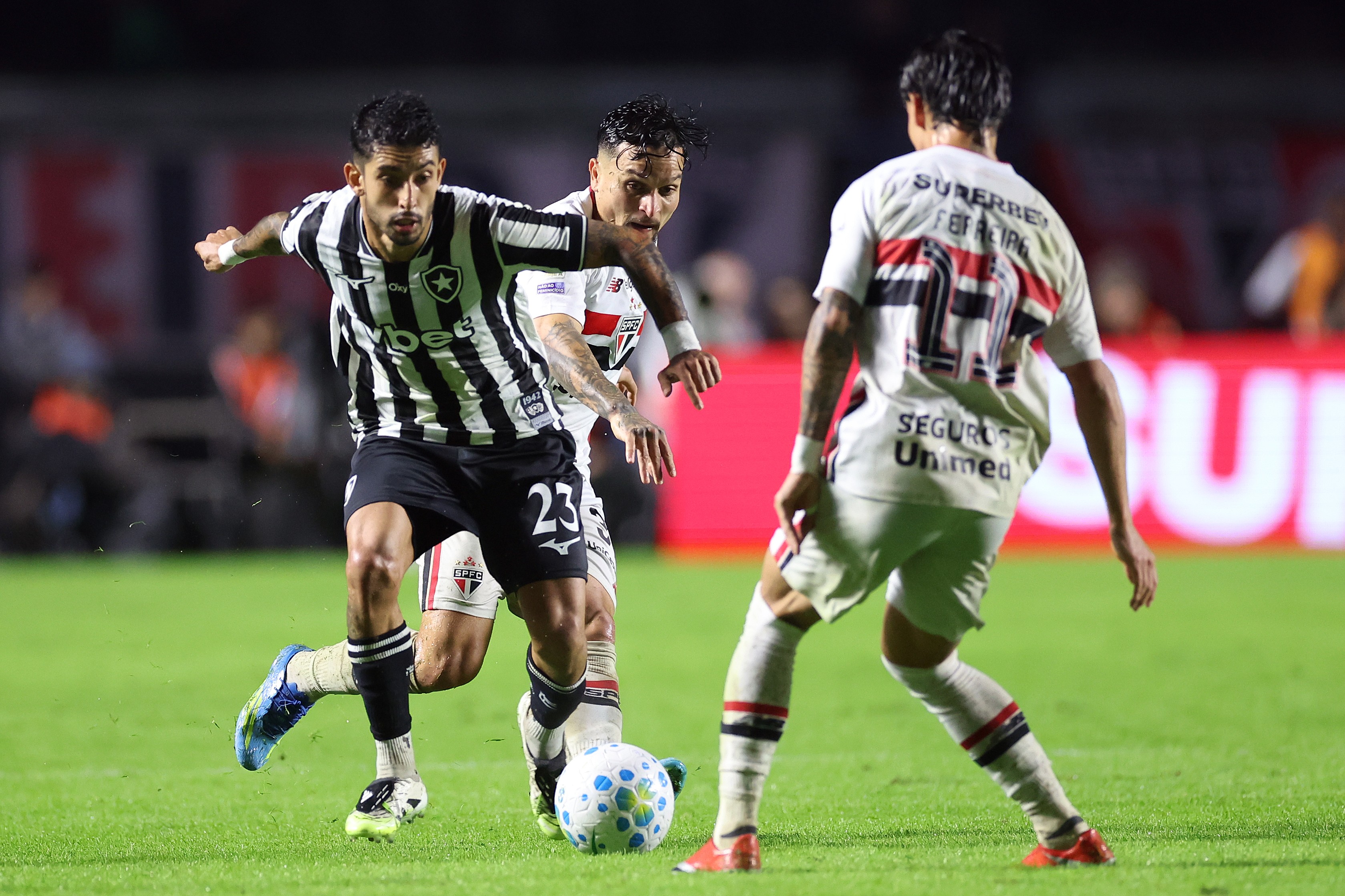 Com nova falha de Neto e golaço de Barrera no fim, Botafogo empata com o São Paulo pelo Brasileirão