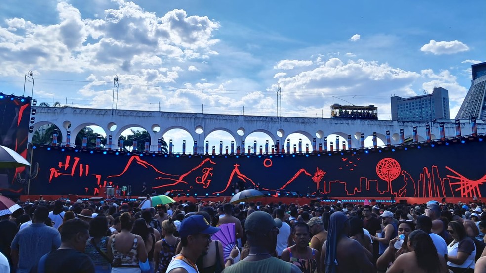 Fãs esperam o cantor João Gomes na Lapa — Foto: Rafael Lopes