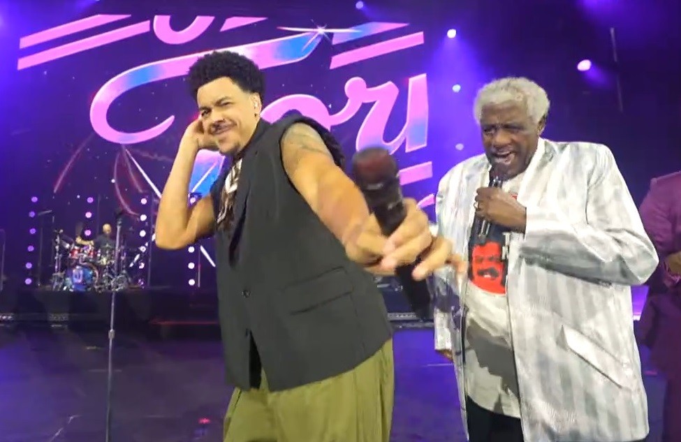 Aos 96 anos, Tony Tornado enfrenta a chuva e sobe ao palco do Rock in Rio ao lado do filho em show do Jota Quest - Foto