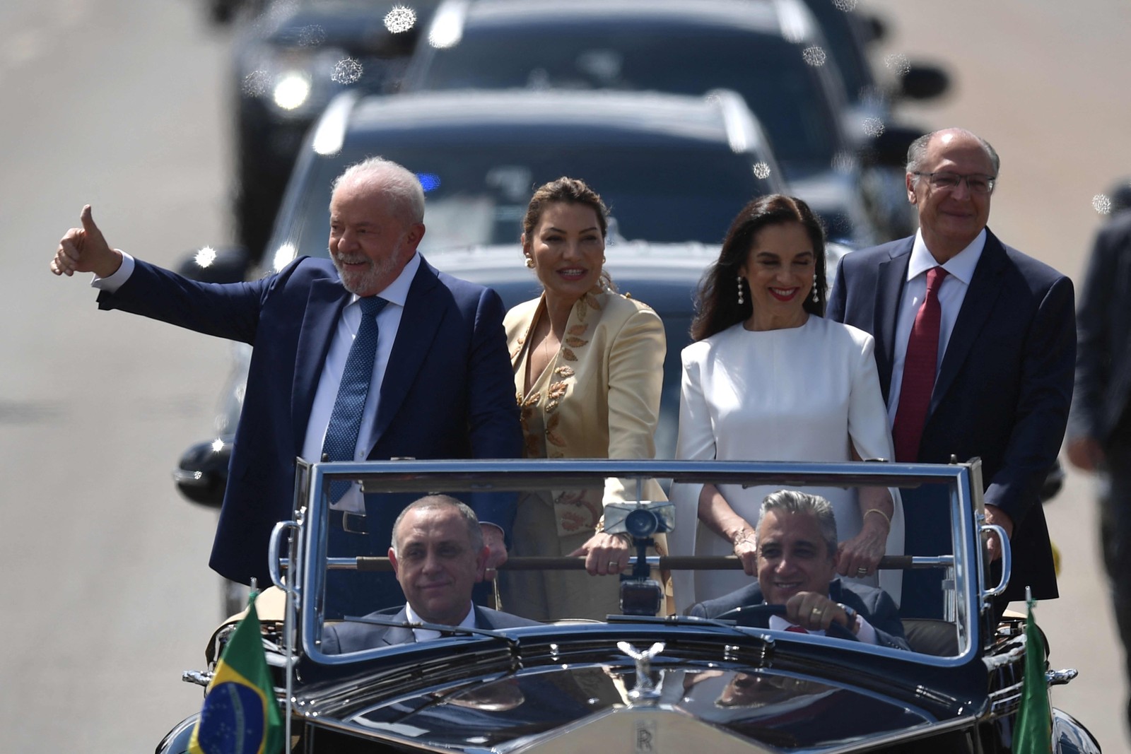 Lula repete gesto do primeiro mandato e inclui vice e segunda dama no desfile em carro aberto — Foto: CARL DE SOUZA/AFP