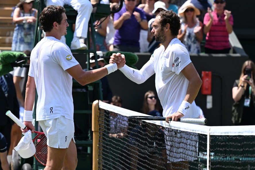 João Fonseca é superado por russo e adia ida inédita às oitavas de Wimbledon