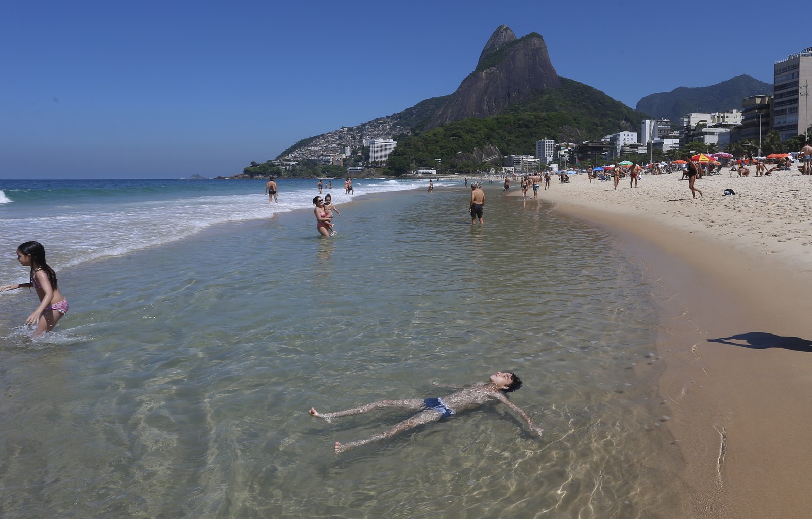 Crianças se refrescam no mar do Leblon — Foto: Fabiano Rocha / Agência O Globo