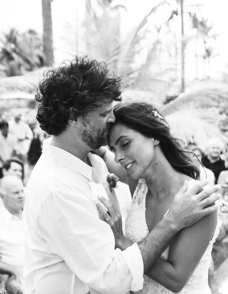 A jornalista Carol Barcellos e André Vianna subiram ao altar numa praia em São Miguel dos Milagres, em Alagoas. A festa aconteceu em 29 de janeiro deste ano