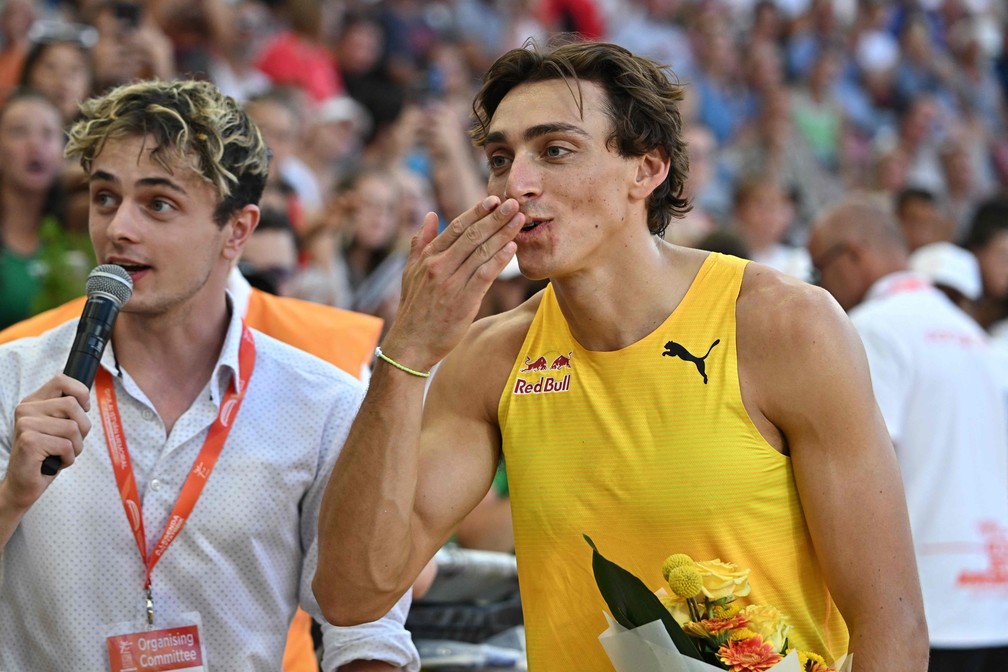 Duplantis após vencer o Grand Prix da Hungria — Foto: Attila KISBENEDEK / AFP