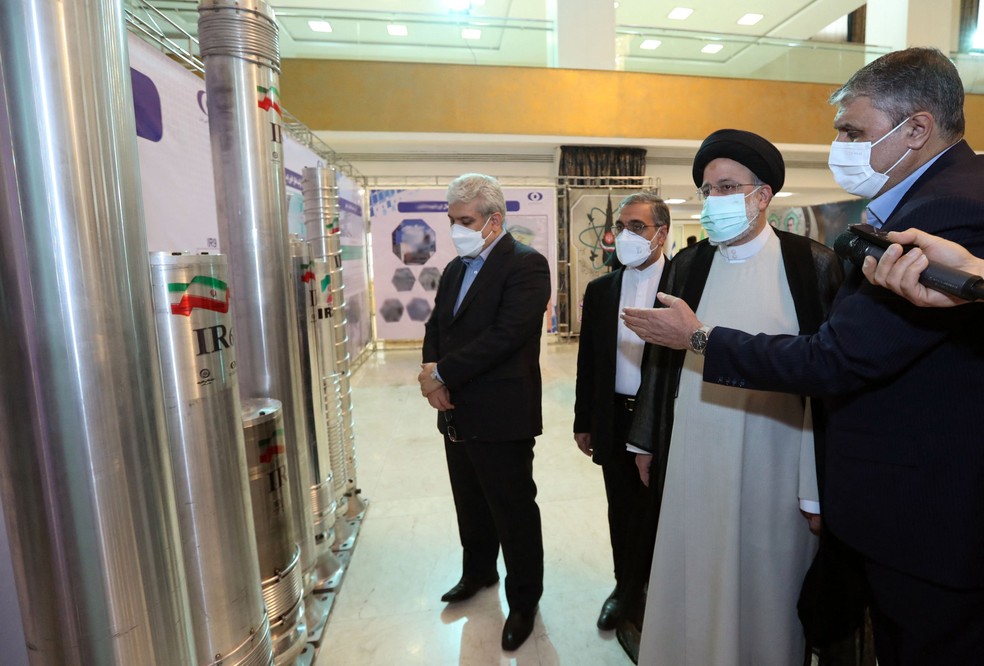 Presidente do Irã, Ebrahim Raisi (2º da direita para a esquerda) em evento de tecnologia nuclear em Teerã — Foto: Presidência do Irã / AFP