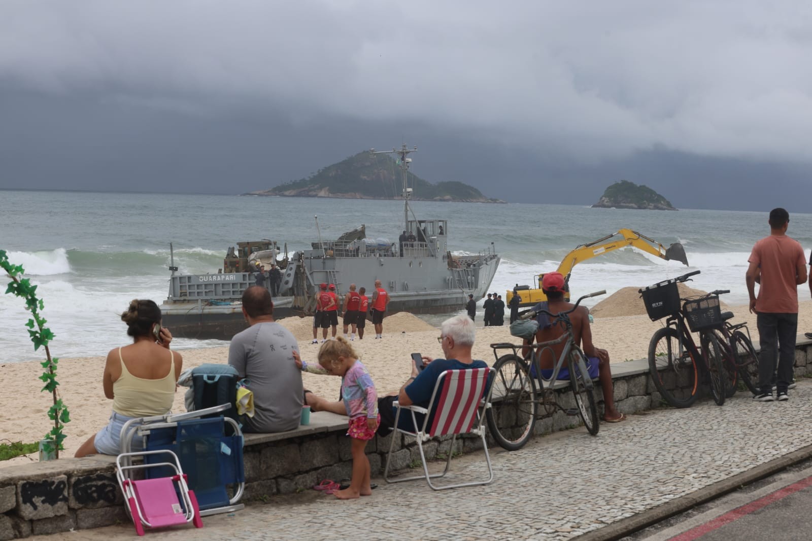 Navio da Marinha encalha na Praia da Macumba e vira atração local