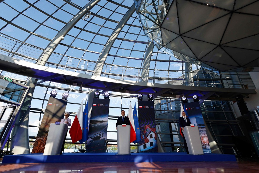 No Twitter, a presidente da Comissão Europeia, Ursula von der Leyen, escreveu que "outro forte pacote de sanções foi acordado contra o Putin e o Kremlin" — Foto: Wojtek Radwanski / AFP