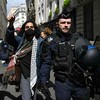 Manifestante retirado da sede da SciencesPo, em Paris - Miguel Medina/AFP