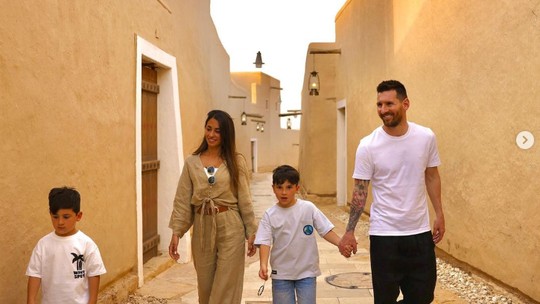 Em meio a rumores de transferência, Messi posta fotos de viagem polêmica à Arábia Saudita