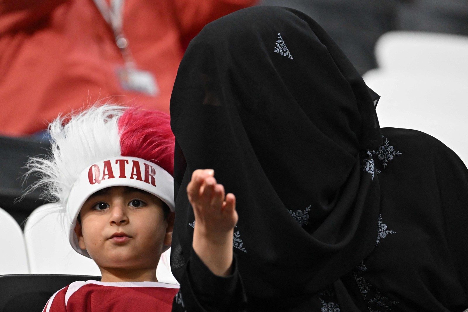Torcida do Catar no Estádio Al-Bayt em Al Khor — Foto: ALBERTO PIZZOLI/AFP