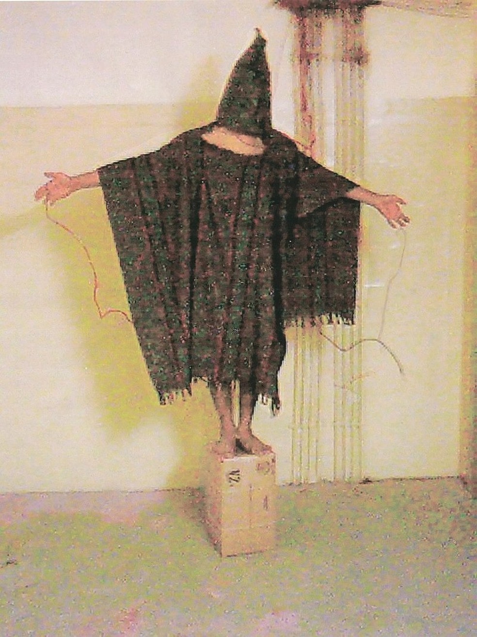 Abu Ghraib prisoner trapped by wire on top of box — Photo: US government
