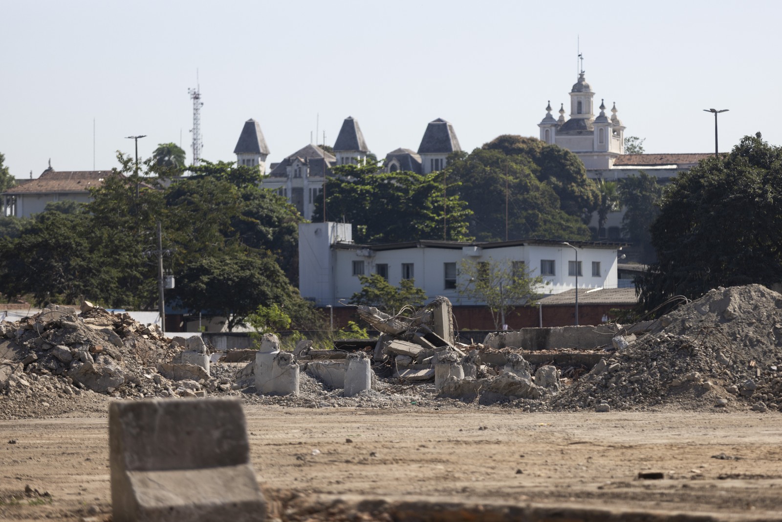Estádio do Flamengo ocupará a área do antigo Gasômetro. Prefeitura desapropriou o terreno, que irá a leilão. Ao lado do Gasômetro, vários terrenos tem construções demolidas e darão lugar a novos projetos. Na foto, avenida Francisco Bicalho. — Foto: Márcia Foletto