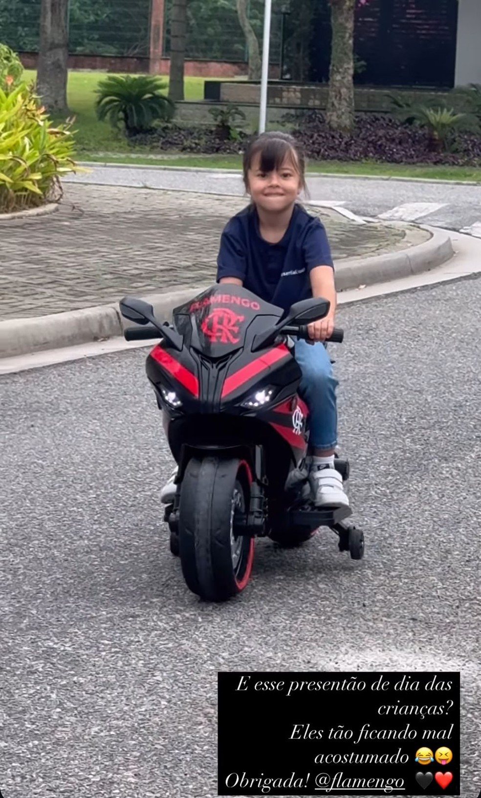 Filha de Allan com moto personalizada do Flamengo — Foto: Reprodução