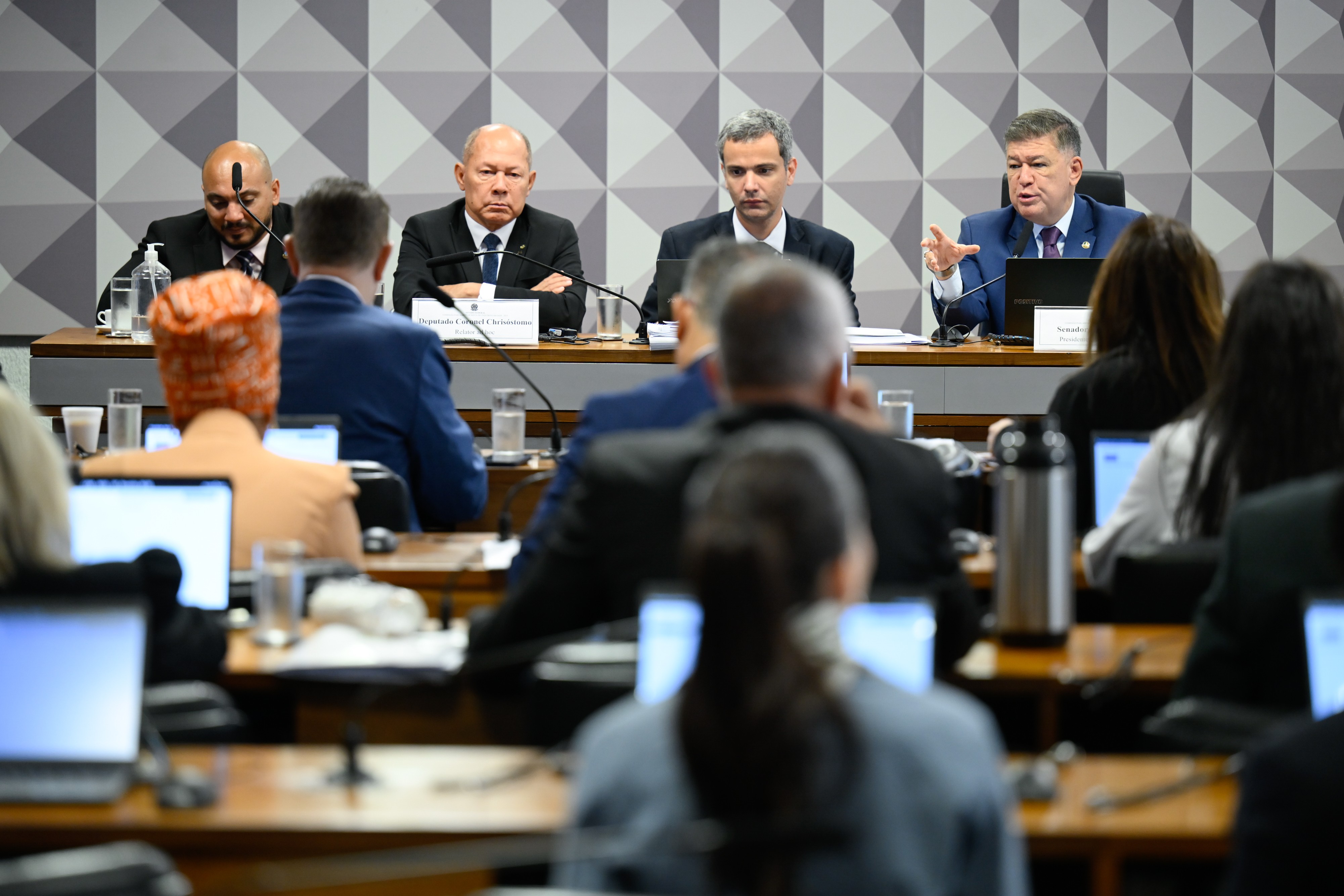 CPI do INSS rejeita texto que pedia indiciamento de Lulinha e comissão termina sem relatório