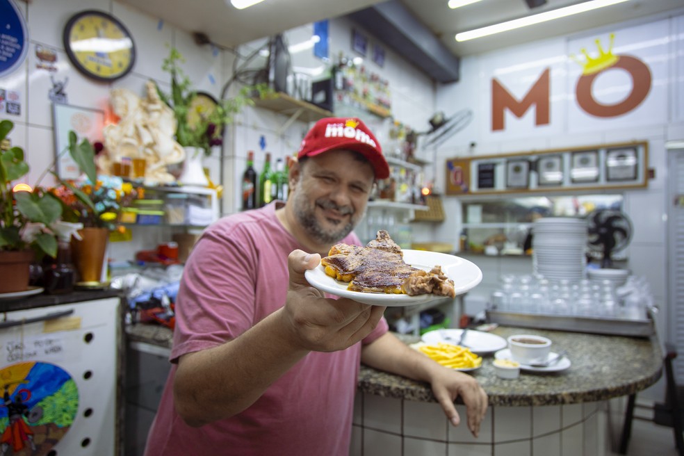 Toninho mostra um dos pratos do seu Bar do Momo, em Tijuca — Foto: Leo Martins / Agência O Globo