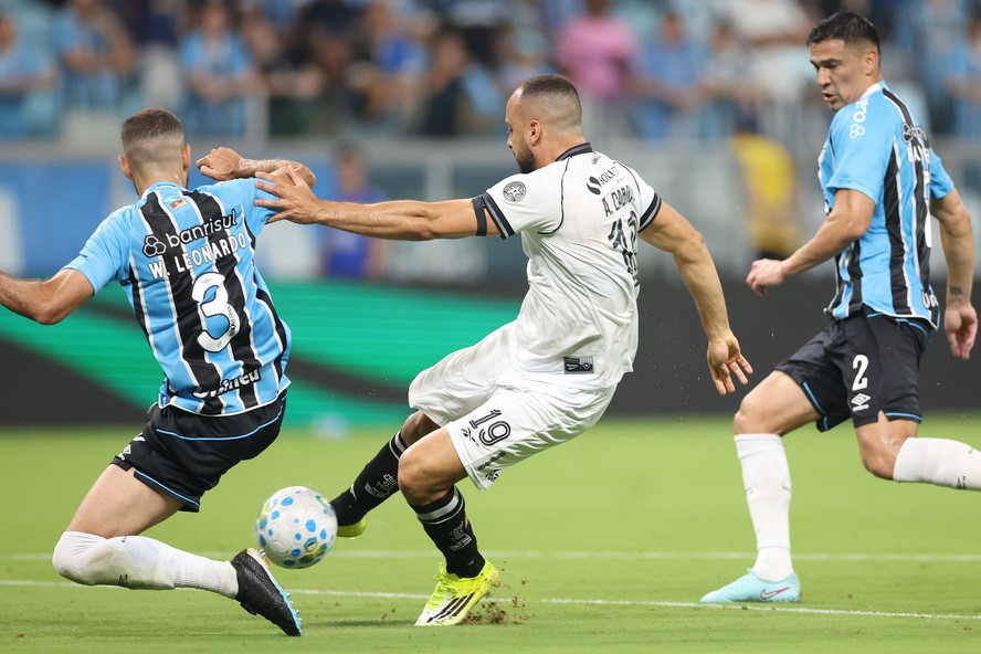 Grêmio vira e derrota o Botafogo em jogo de oito gols na Arena