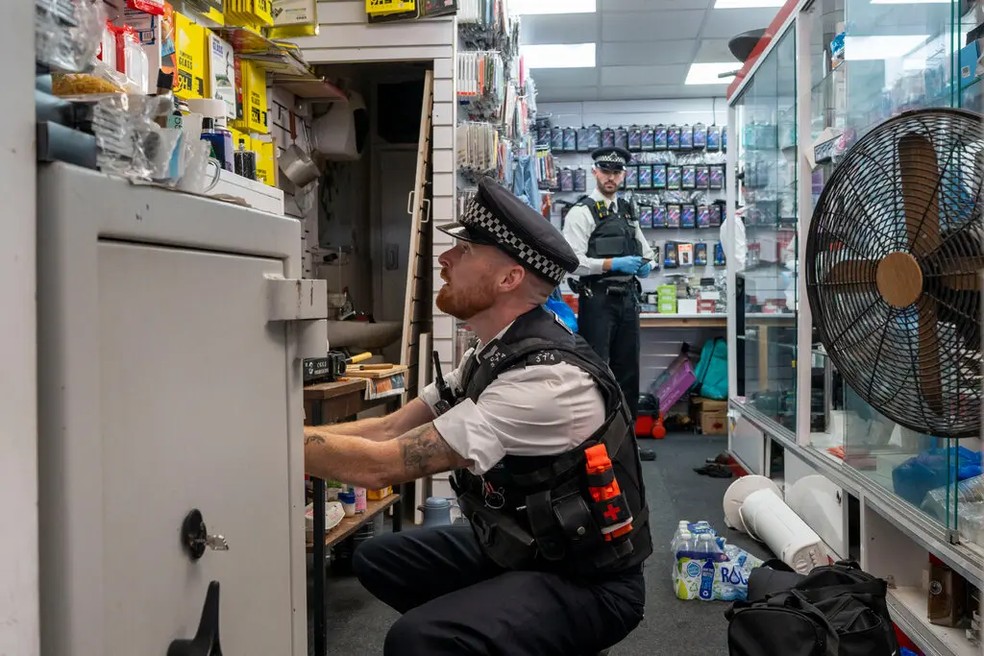 Sargento Matt Chantry disse que ladrões em bicicletas elétricas eram 'verdadeiro problema' porque há um grande risco em perseguir infratores no trânsito — Foto: Andrew Testa/The New York Times