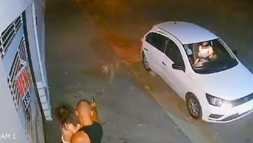 Policial apontou arma para cachorro que corria em sua direção. Cão foi morto em seguida