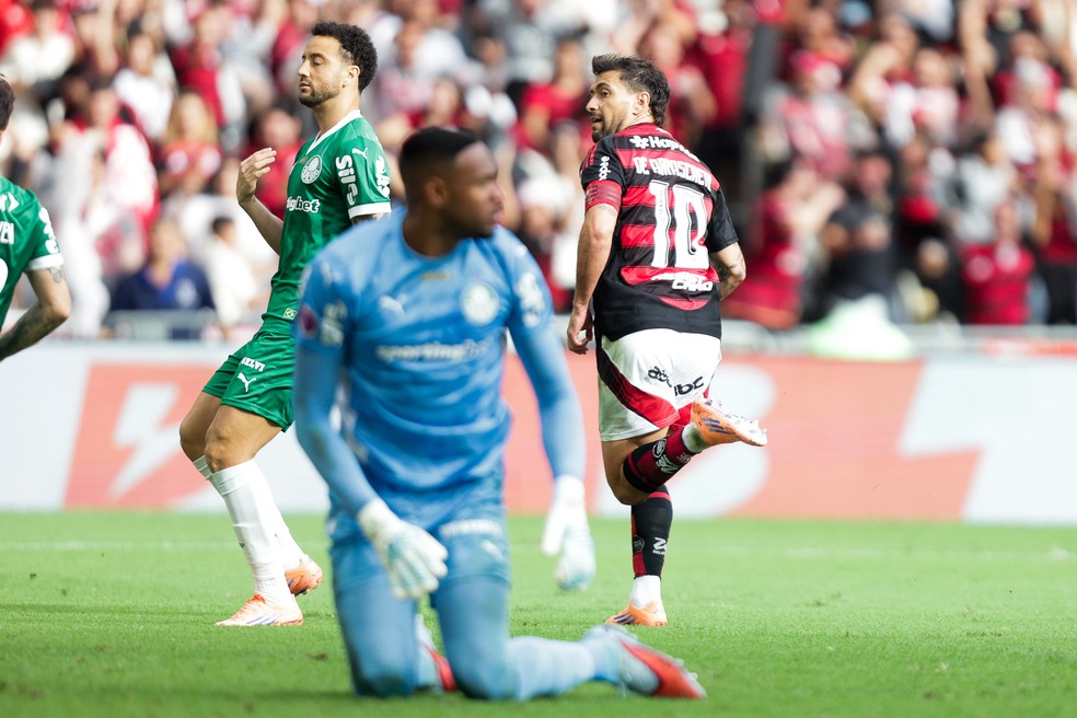 Arrascaeta em duelo entre Flamengo e Palmeiras pelo Campeonato Brasileiro — Foto: Gilvan de Souza/Flamengo