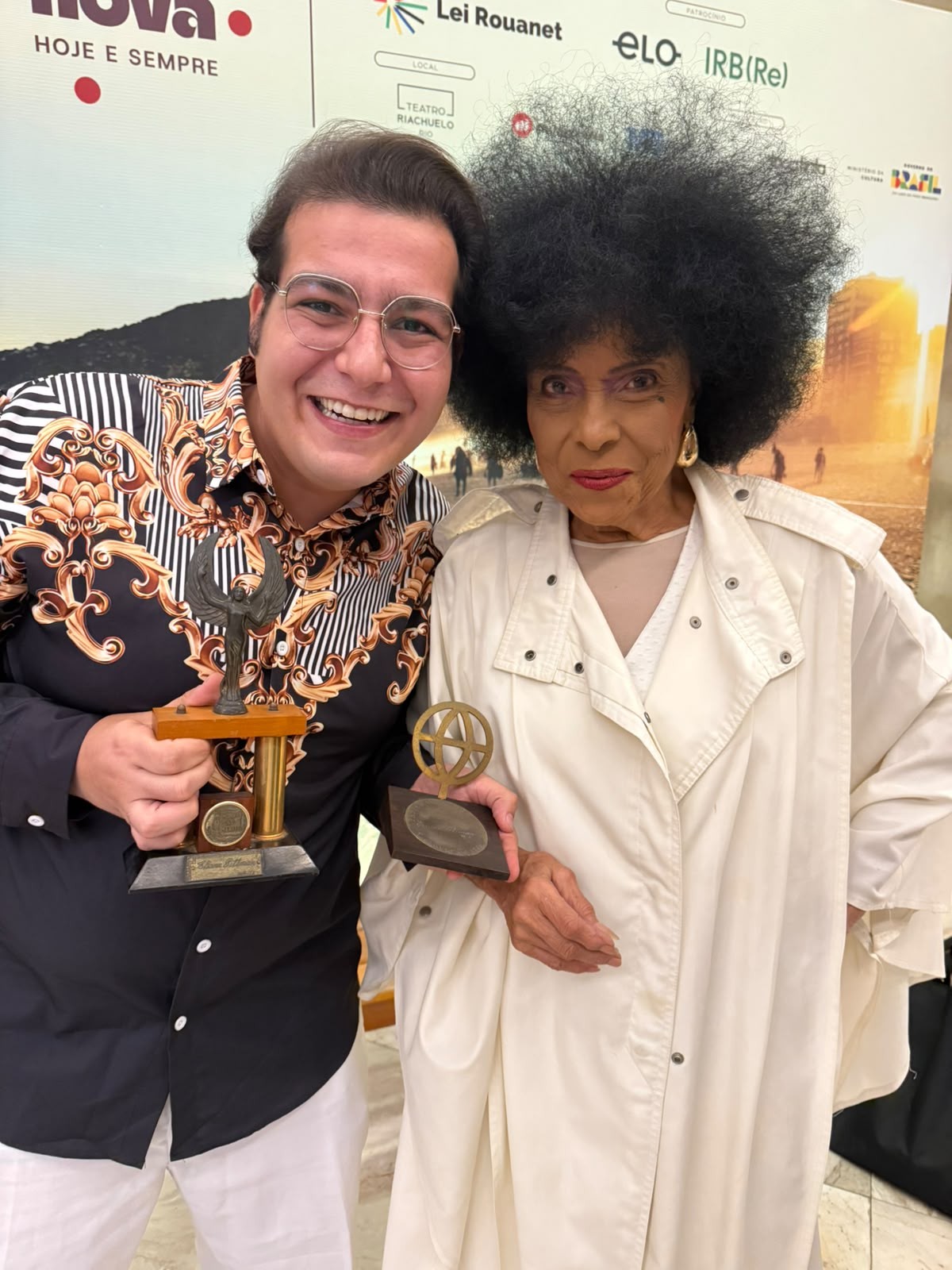 Jovem do Rio guarda mais de 50 mil itens raros de artistas, entre eles um objeto que Roberto Carlos teria tirado de circulação