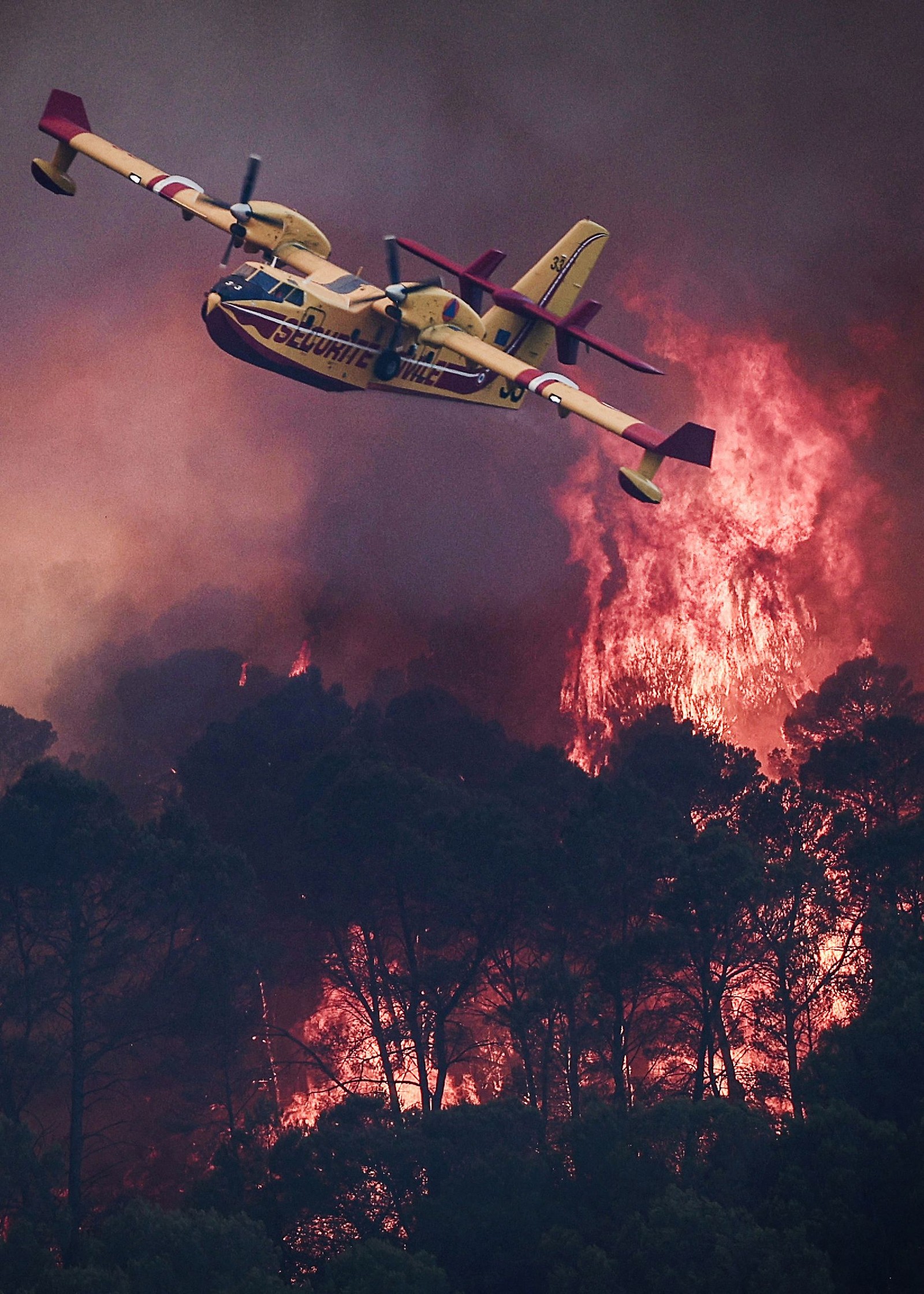 Aeronave ajuda no combate a incêndios que atingem a França — Foto: Thibaud Moritz/AFP
