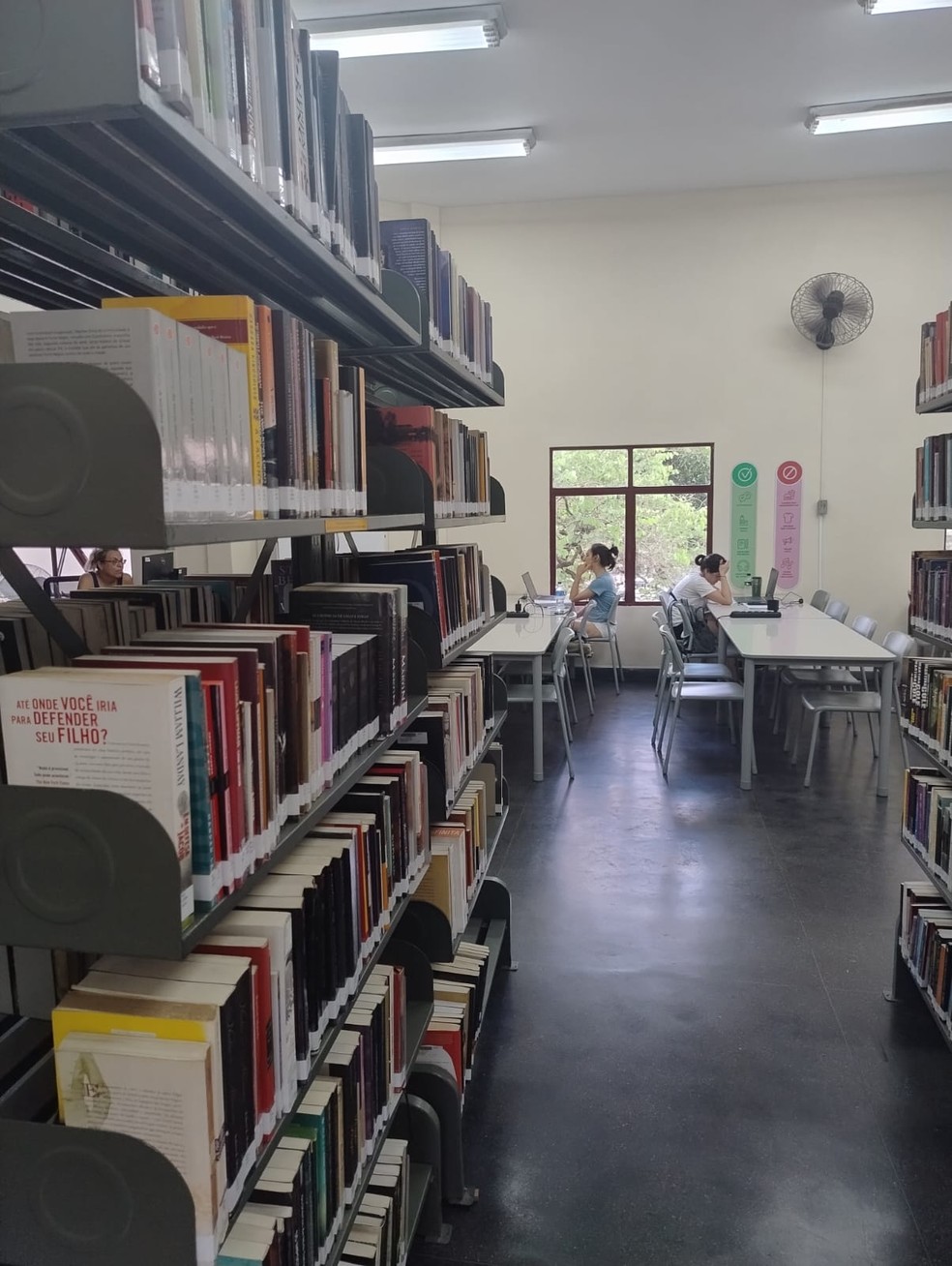Biblioteca Machado de Asis, em Botafogo: leitura na região Sul – Foto: Geraldo Ribeiro/Agência O Globo