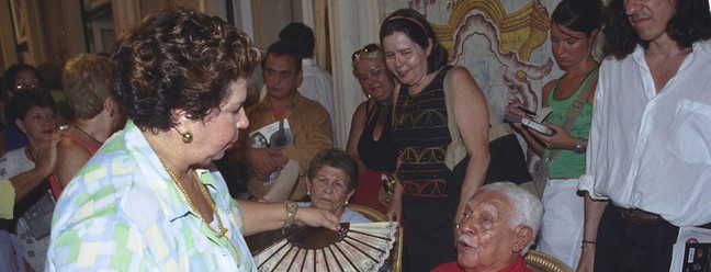 Nana abana o pai, em lançamento de livro de Dorival, em 2001 — Foto: Fabio Seixo / O Globo