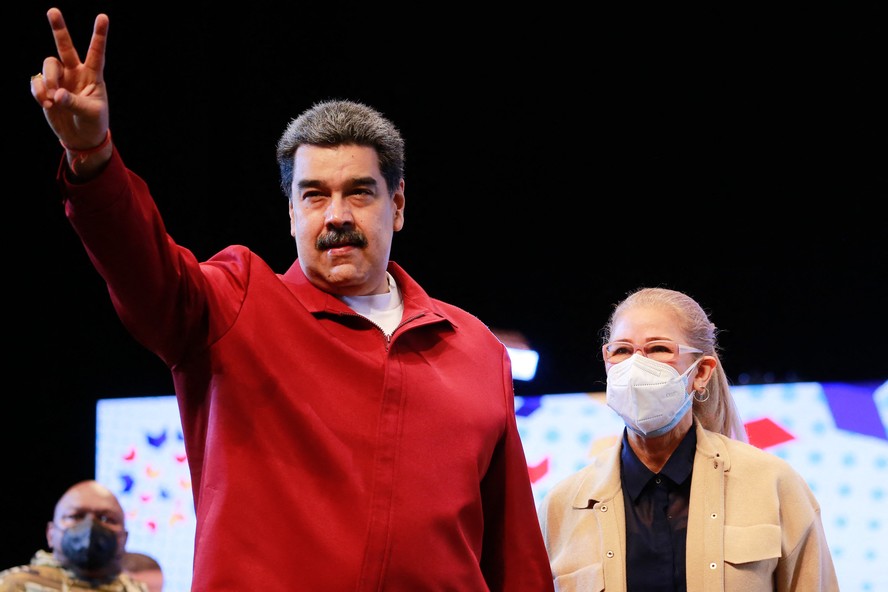 Maduro gesticula durante uma reunião com membros do PSUV em Caracas