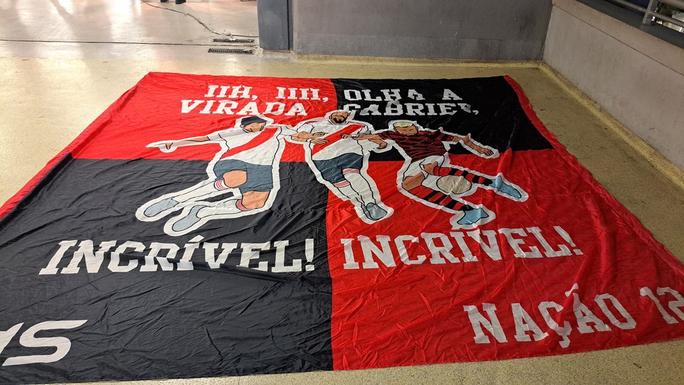 Bandeira com a narração do gol de Gabigol contra o River Plate — Foto: Davi Ferreira/O GLOBO