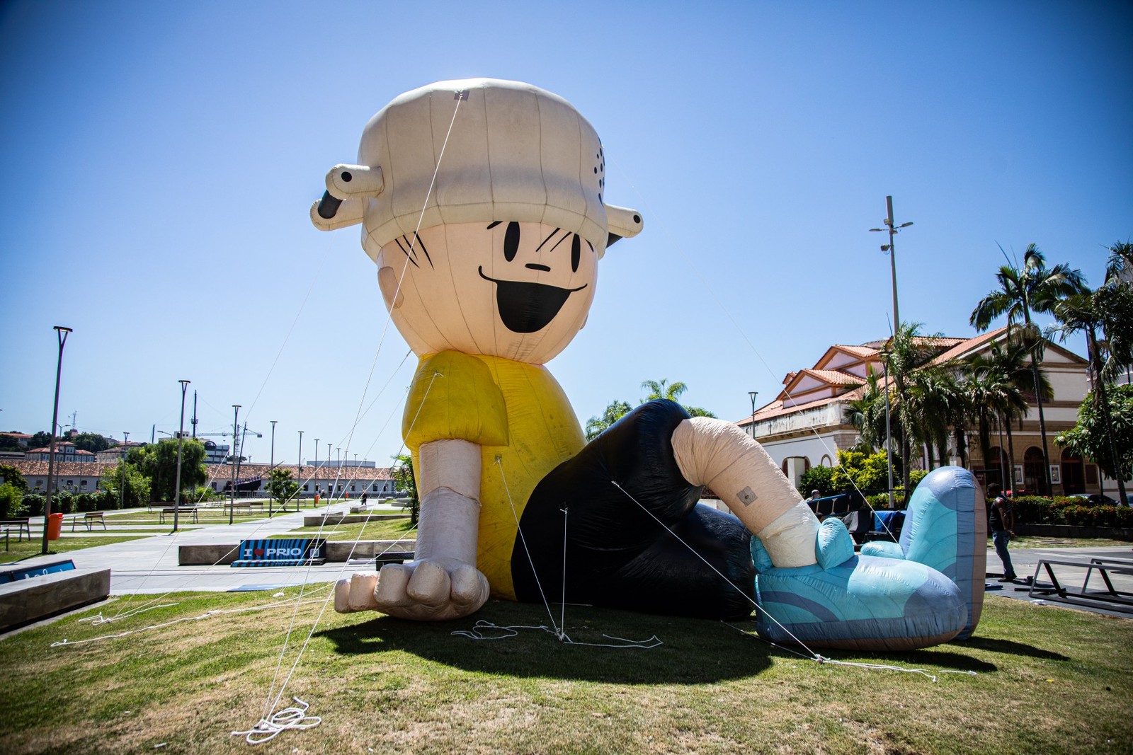 Menino Maluquinho inflável exposto no jardim do CCBB na exposição 'Mundo Zira' no CCBB — Foto: Hermes de Paula