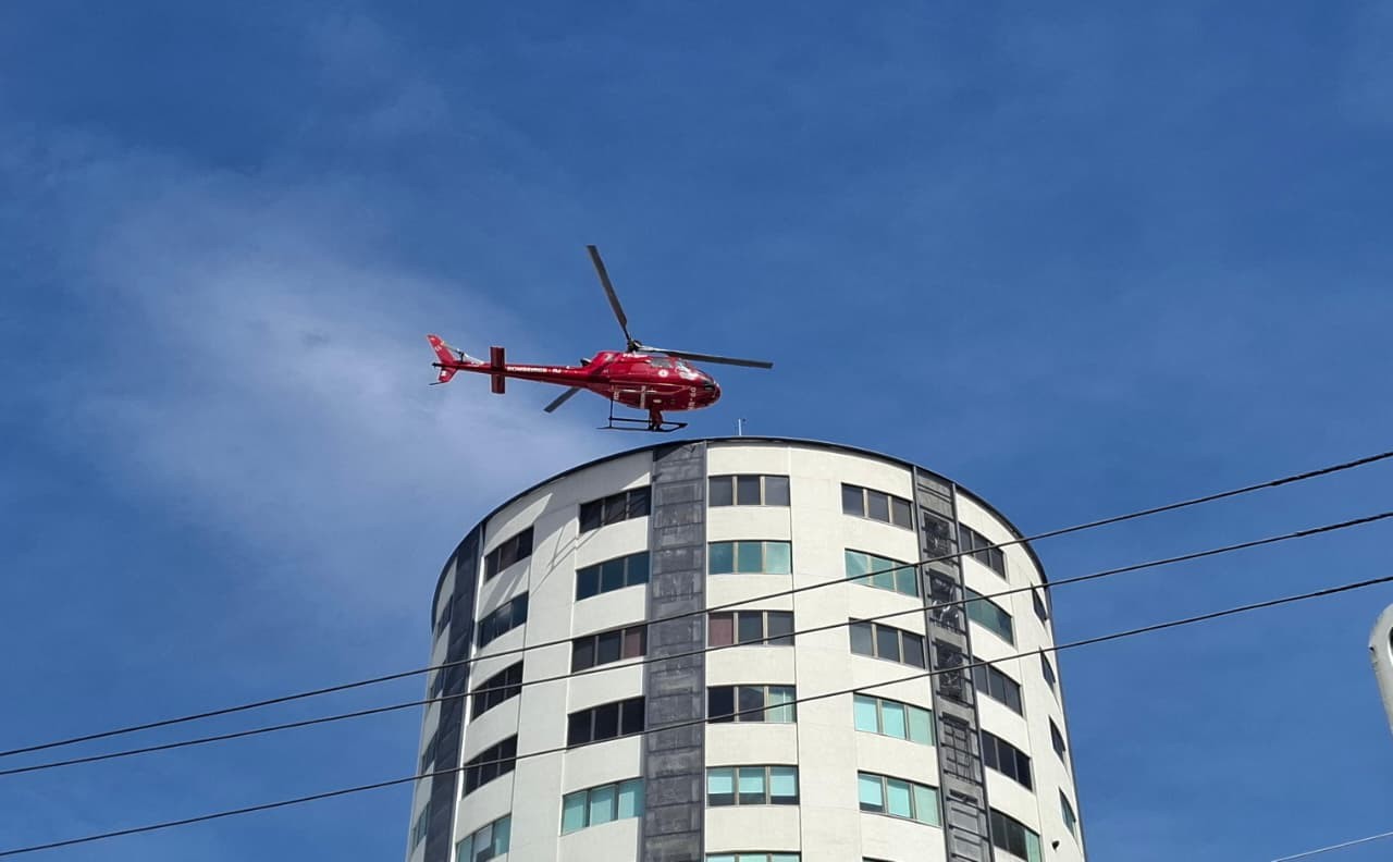 Bombeiros fazem acesso aéreo ao Shopping Tijuca, após incêndio — Foto: Ana Branco / Agência O Globo