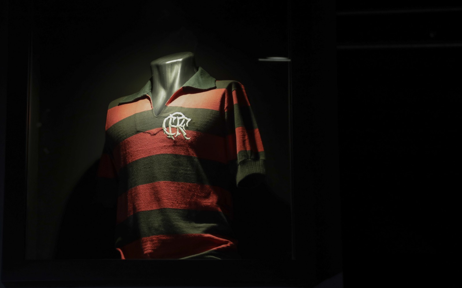 Camisas do Flamengo expostas em novo museu do clube — Foto: Gabriel de Paiva / Agência O Globo