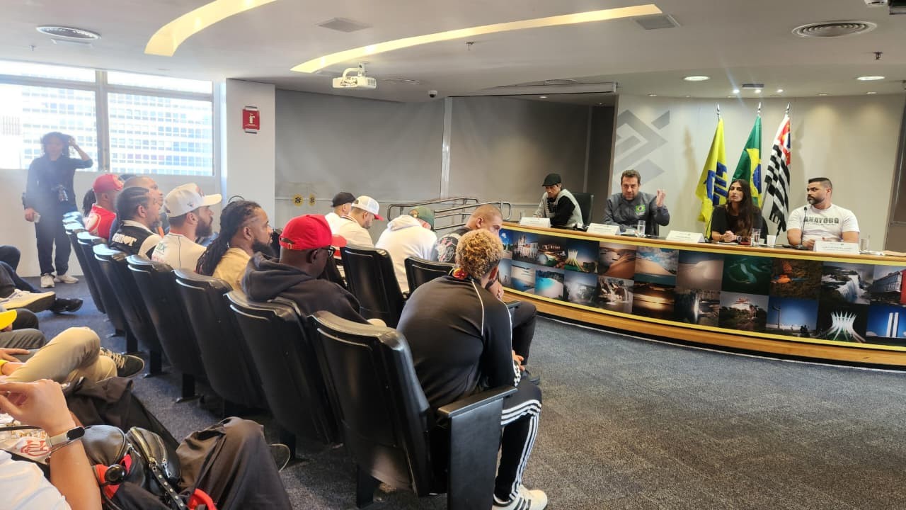 Após reunião com organizadas, Boulos reconhece que fim das bets afetou clubes e diz que governo vai 'discutir medidas'