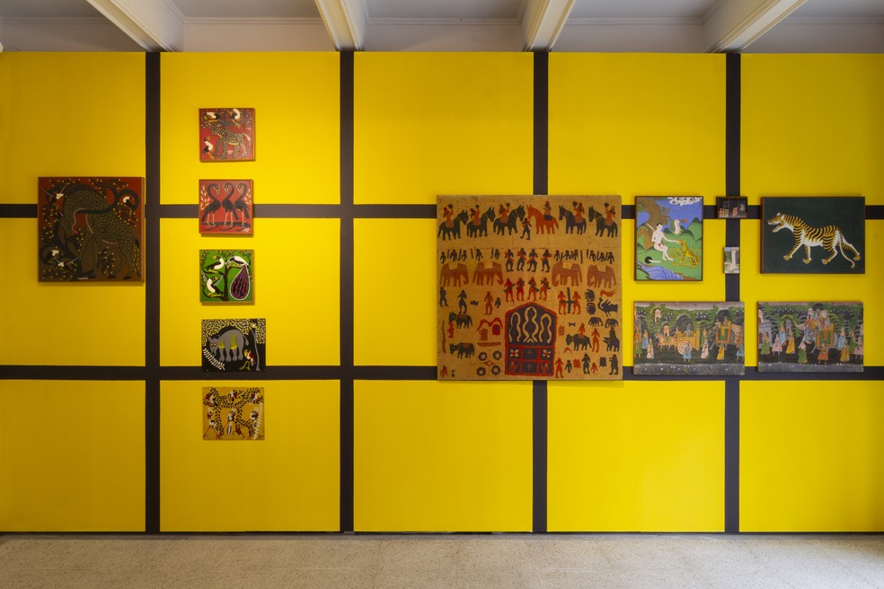 Obras da coleção do Mian sobre intervenção de Rafael Alonso na galeria Z42 Arte — Foto: Divulgação/Fabio Souza