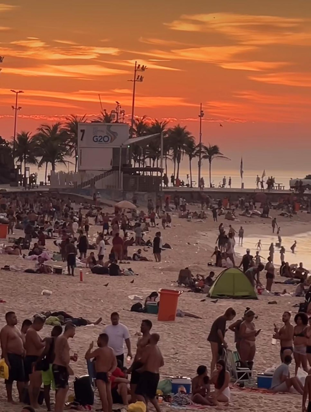 Multidão lota a Praia do Arpoador para assistir ao nascer do sol em ...