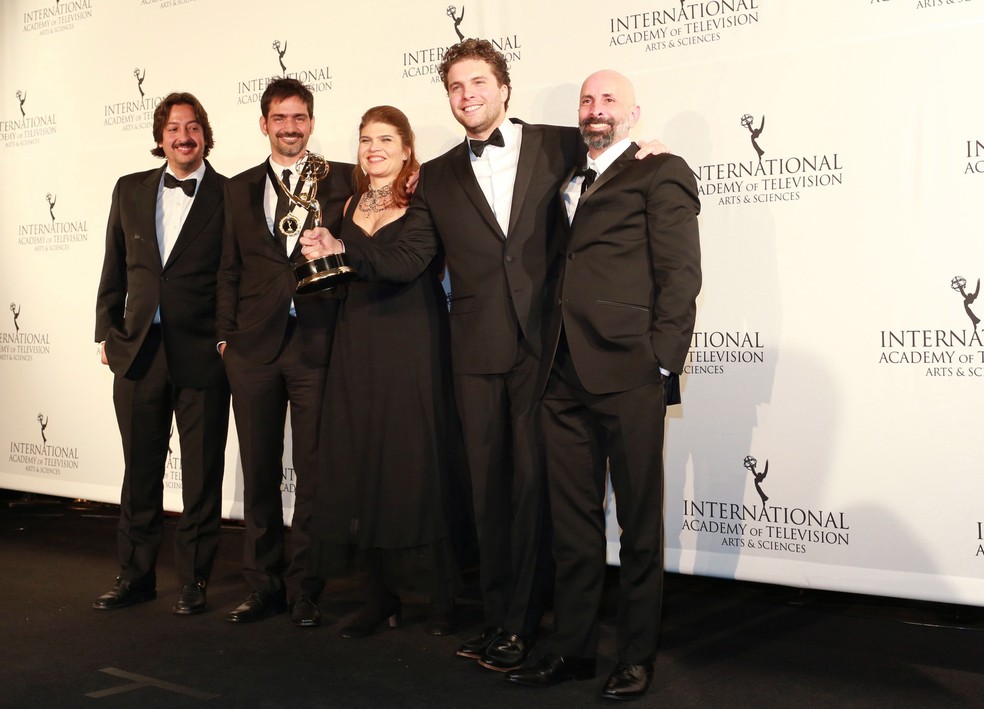 Os diretores Vinicius Coimbra e Cristiano Marques, os autores Claudia Lage e João Ximenes Braga e o ator Thiago Fragoso comemoram o Emmy de "Lado a Lado", em 2013 — Foto: Divulgação