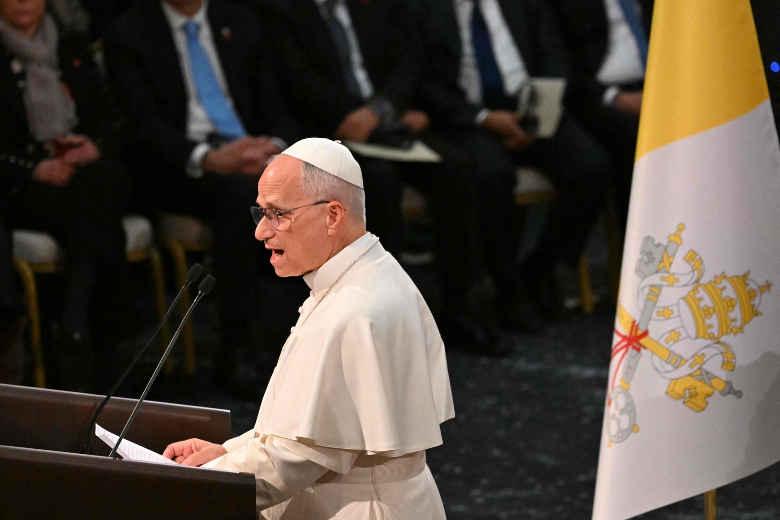 O Papa Leão XIV chegou à Turquia, dando início à sua primeira viagem internacional desde que assumiu o comando da Igreja Católica. — Foto: ANDREAS SOLARO