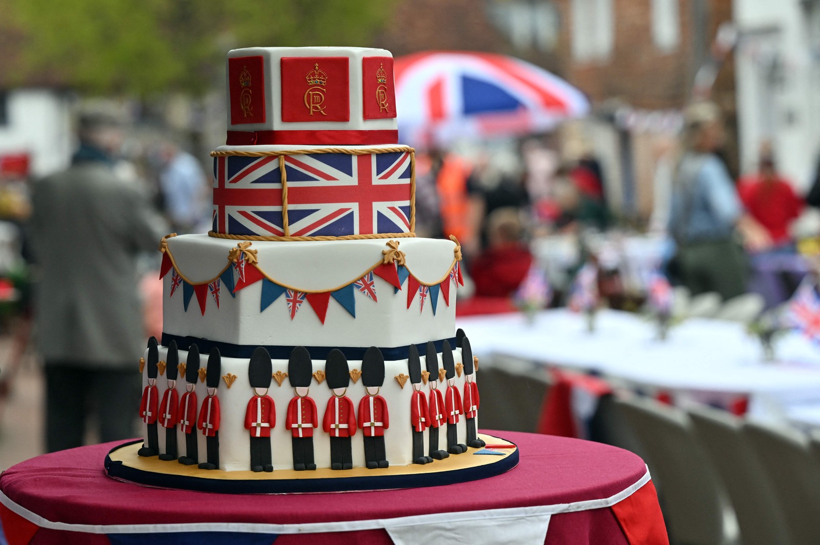 Um bolo em homenagem à coroação do rei Charles III é retratado durante almoço em Alfriston — Foto: GLYN KIRK / AFP