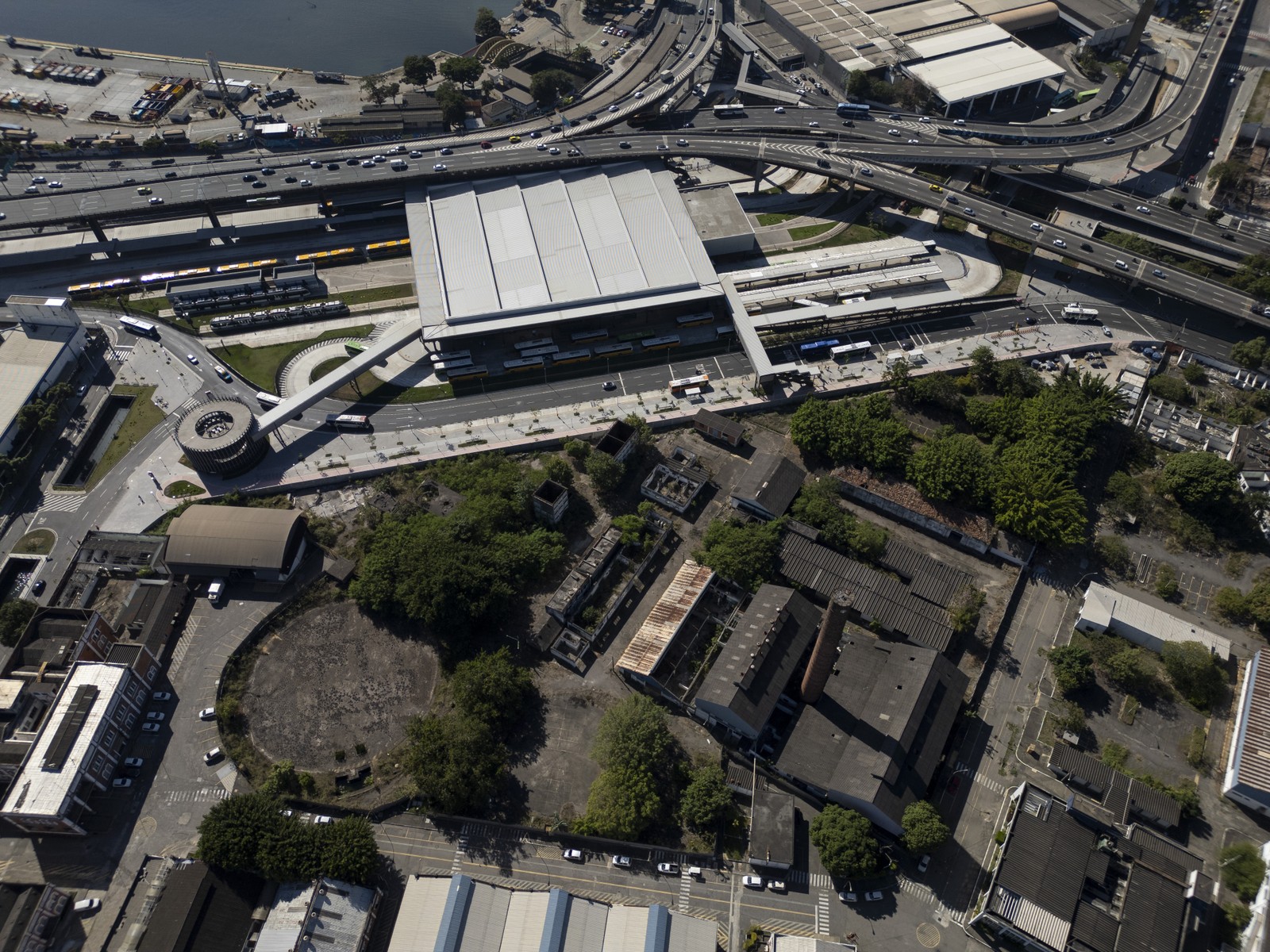 Estádio do Flamengo ocupará a área do antigo Gasômetro. Prefeitura desapropriou o terreno, que irá a leilão. Ao lado do Gasômetro, vários terrenos tem construções demolidas e darão lugar a novos projetos. Na foto, o terreno do Gasômetro, na Avenida São Cristóvão, 1200. — Foto: Márcia Foletto