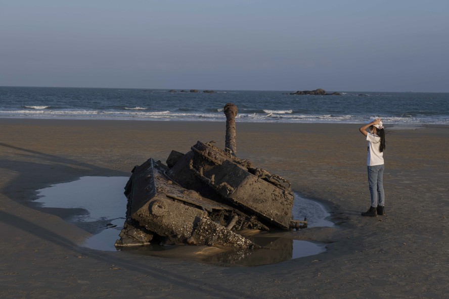 Antigo tanque de guerra enterrado na areia em praia das ilhas Kinmen, em Taiwan