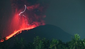 Centenas de pessoas são evacuadas devido a erupção vulcânica na Indonésia
