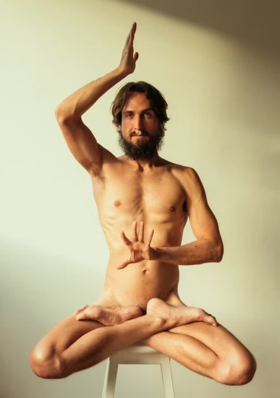 Angel Ferreira, ex-Igor Angelkorte, está em cartaz com a peça "Sidarta" — Foto: Phillip Lavra