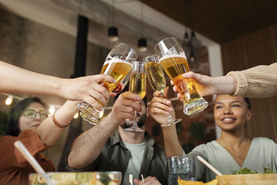 Amigos bebem cerveja